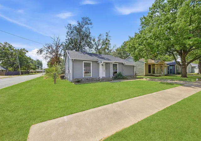 Photo 2 of Single family home for sale at 302 W Dexter St, Sherman, TX 75092 | MLS# 21395649 | Listing updated on 2026-10-03
