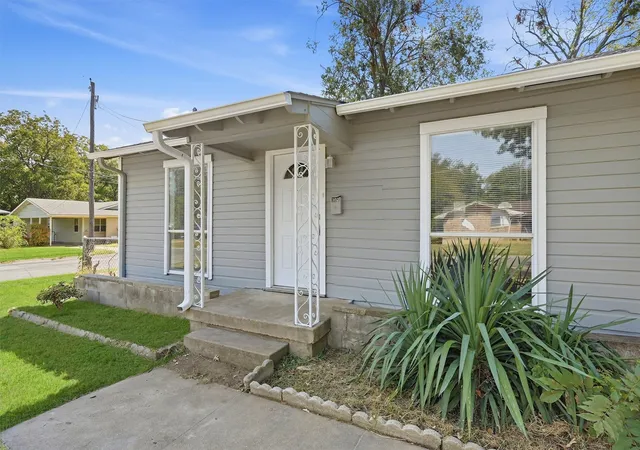 Photo 3 of Single family home for sale at 302 W Dexter St, Sherman, TX 75092 | MLS# 21395649 | Listing updated on 2026-10-03