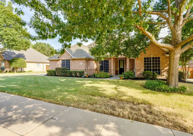 Photo 1 of Single family home for sale at 427 Shenandoah Dr, Burleson, TX 76028 | MLS# 21392957 | Listing updated on 2026-10-06