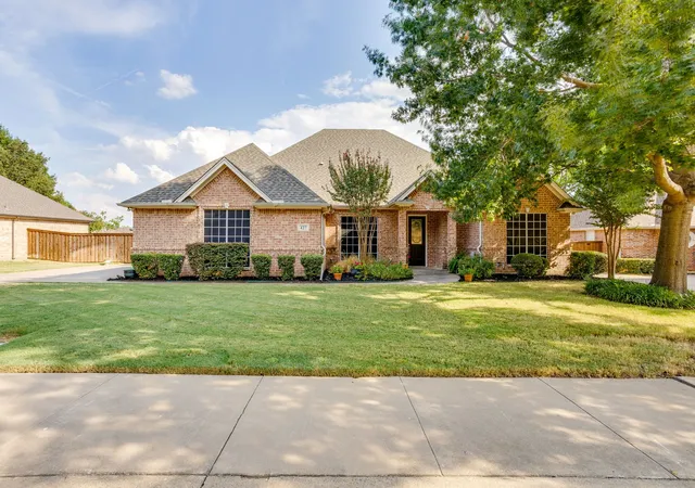 Photo 2 of Single family home for sale at 427 Shenandoah Dr, Burleson, TX 76028 | MLS# 21392957 | Listing updated on 2026-10-06