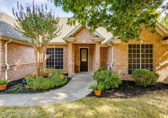 Photo 3 of Single family home for sale at 427 Shenandoah Dr, Burleson, TX 76028 | MLS# 21392957 | Listing updated on 2026-10-06