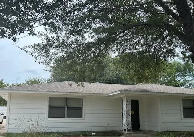 Photo 2 of Single family home for sale at 605 S Ann St, Terrell, TX 75160 | MLS# 21395083 | Listing updated on 2026-09-26