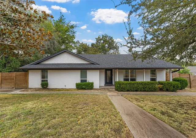 Photo 1 of Single family home for sale at 1132 Western Oaks Dr, Woodway, TX 76712 | MLS# 21386494 | Listing updated on 2026-10-03