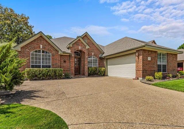 Photo 1 of Sale Pending at 208 Lionhart Pl, Rockwall, TX 75032 | MLS# 21389430 | Listing updated on 2026-10-06