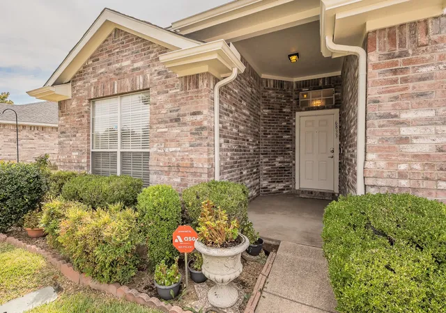Photo 2 of Single family home for sale at 6833 Blf View Dr, Watauga, TX 76137 | MLS# 21392972 | Listing updated on 2026-10-07