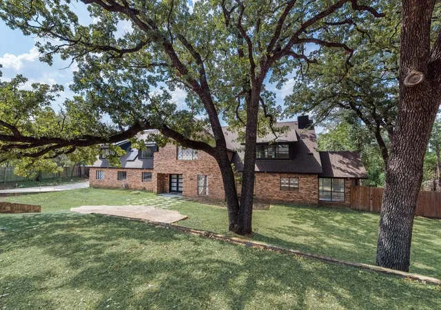 Photo 2 of Single family home for sale at 2114 Coral Dr, Arlington, TX 76010 | MLS# 21384047 | Listing updated on 2026-09-27