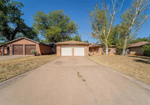 Photo 2 of Single family home for sale at 910 Meander St, Abilene, TX 79602 | MLS# 21387347 | Listing updated on 2026-10-06