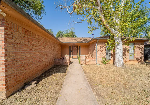 Photo 3 of Single family home for sale at 910 Meander St, Abilene, TX 79602 | MLS# 21387347 | Listing updated on 2026-10-06