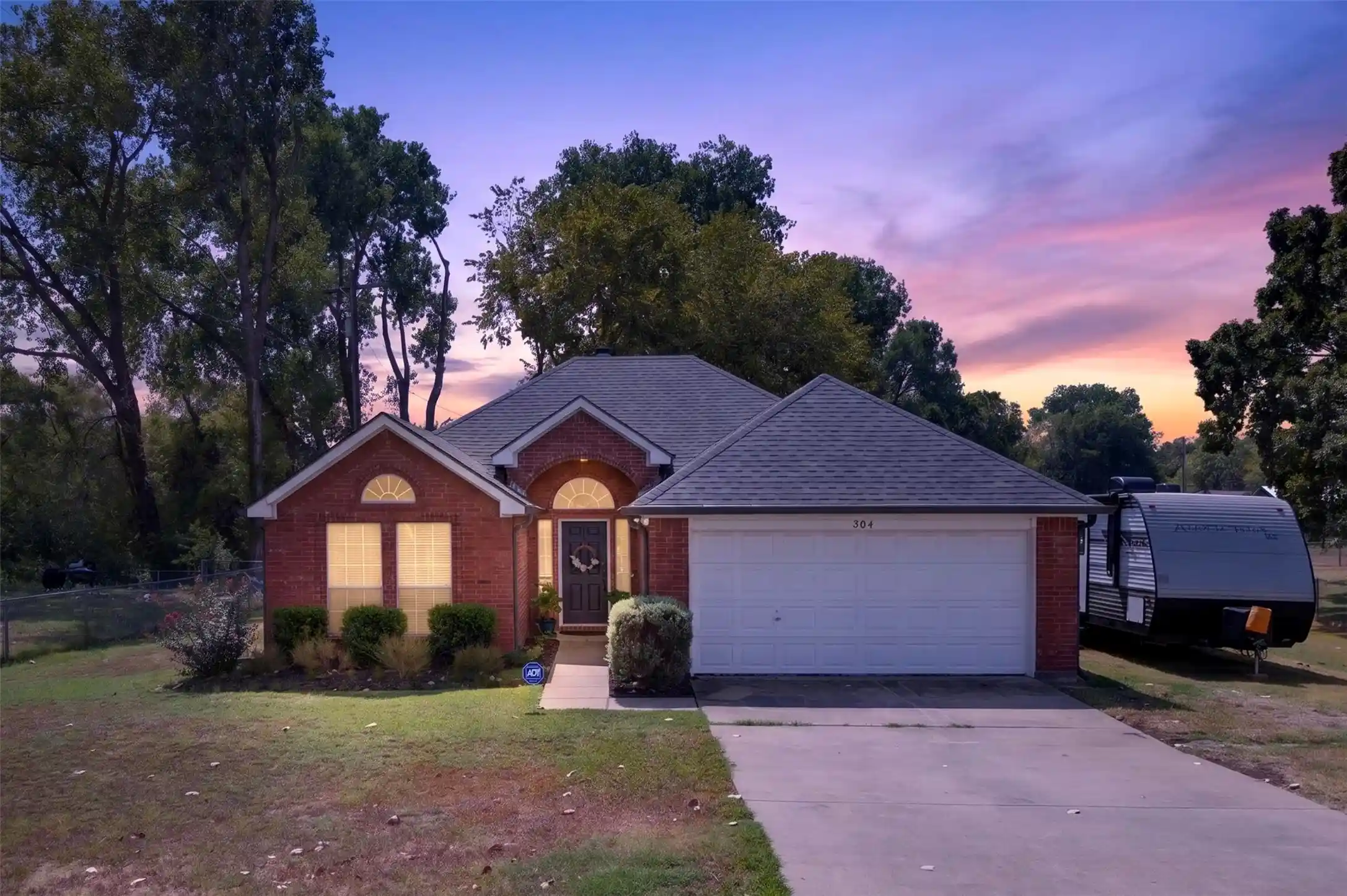 Photo 1 of Single family home for sale at 304 Daisy Rd, Midlothian, TX 76065 | MLS# 21392763 | Listing updated on 2026-10-24