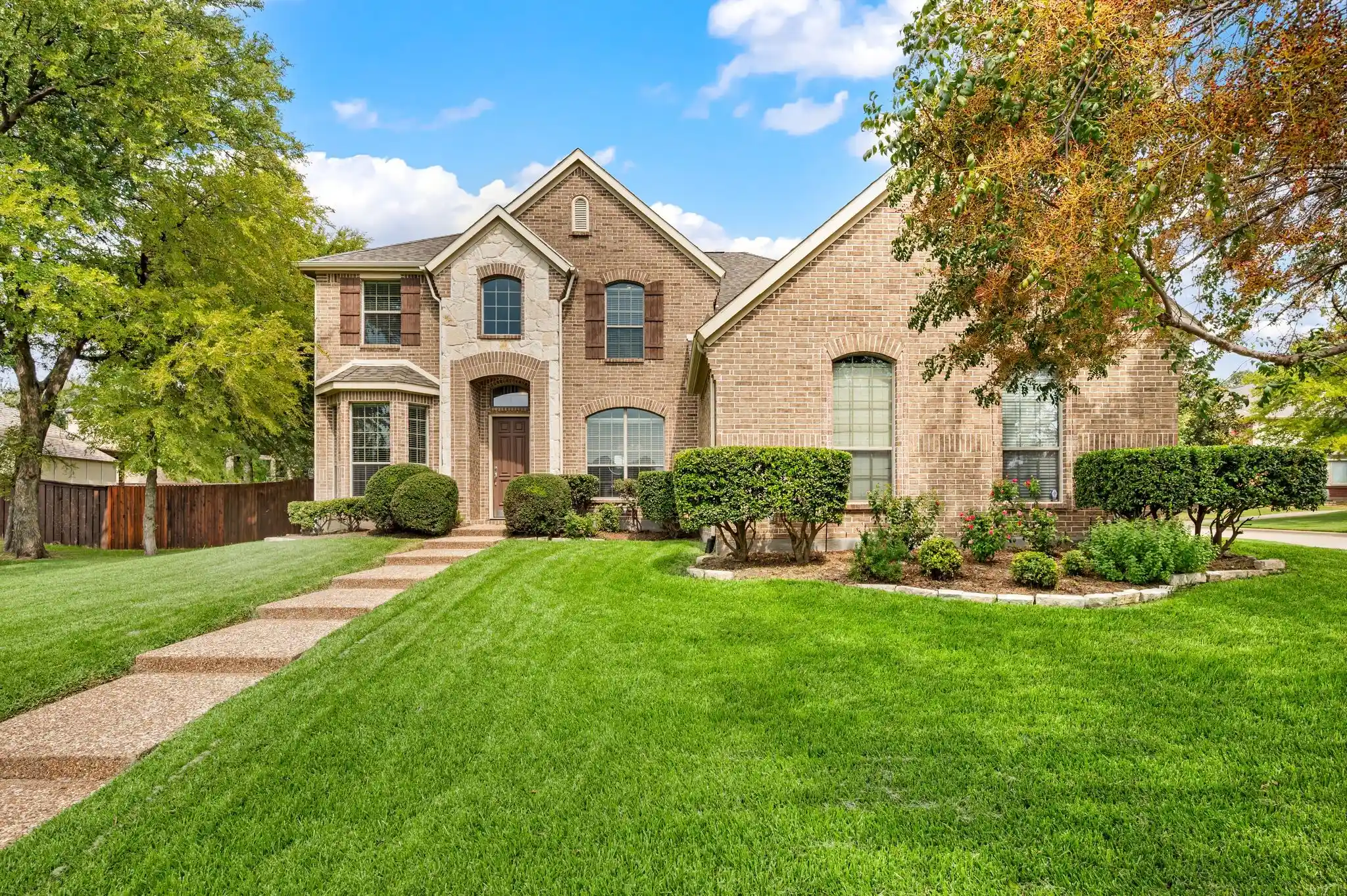 Photo 1 of Sale Pending at 5517 White Willow Dr, Fort Worth, TX 76244 | MLS# 21385140 | Listing updated on 2026-10-10