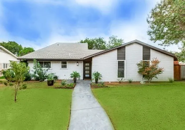 Photo 1 of Single family home for sale at 407 Pleasant Valley Ln, Richardson, TX 75080 | MLS# 21396024 | Listing updated on 2026-10-10