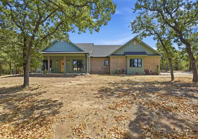 Single family home for sale at 230 Silver Lakes Dr, Sunset, TX 76270 | MLS# 21396040