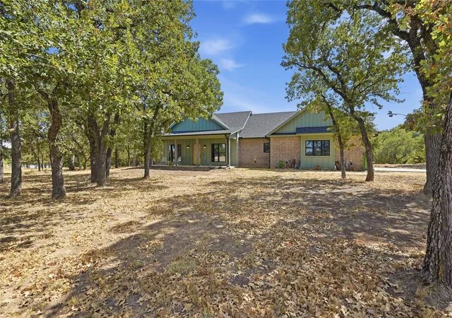 Photo 3 of Single family home for sale at 230 Silver Lakes Dr, Sunset, TX 76270 | MLS# 21396040 | Listing updated on 2026-09-28