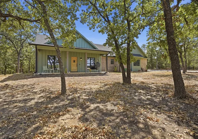 Photo 4 of Single family home for sale at 230 Silver Lakes Dr, Sunset, TX 76270 | MLS# 21396040 | Listing updated on 2026-09-28