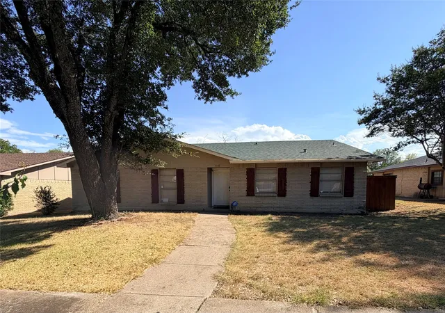 Photo 1 of Single family home for sale at 7116 Chinaberry Rd, Dallas, TX 75249 | MLS# 21394538 | Listing updated on 2026-09-26