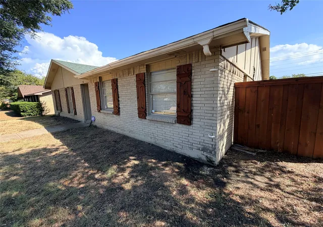 Photo 2 of Single family home for sale at 7116 Chinaberry Rd, Dallas, TX 75249 | MLS# 21394538 | Listing updated on 2026-09-26