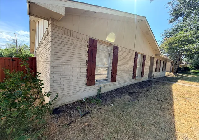 Photo 3 of Single family home for sale at 7116 Chinaberry Rd, Dallas, TX 75249 | MLS# 21394538 | Listing updated on 2026-09-26