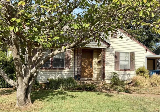 Photo 2 of Single family home for sale at 705 N Derby St, Denison, TX 75020 | MLS# 21396008 | Listing updated on 2026-10-06