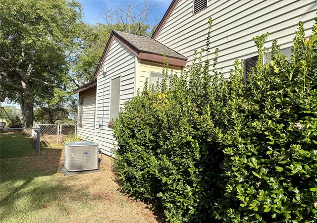 Photo 3 of Single family home for sale at 705 N Derby St, Denison, TX 75020 | MLS# 21396008 | Listing updated on 2026-10-06