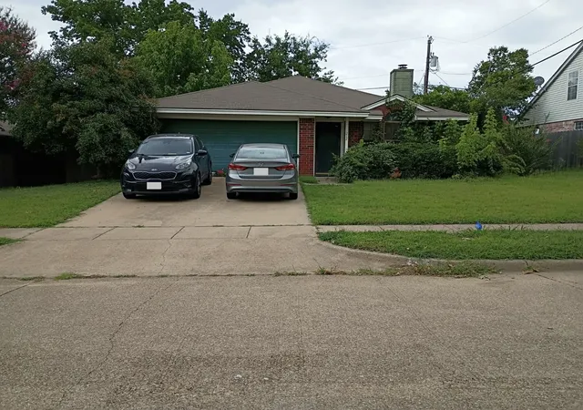 Photo 1 of Sale Pending at 212 Saint James Pl, Midlothian, TX 76065 | MLS# 21367996 | Listing updated on 2026-10-01