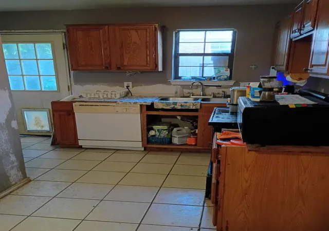 Photo 3 of Sale Pending at 212 Saint James Pl, Midlothian, TX 76065 | MLS# 21367996 | Listing updated on 2026-10-01