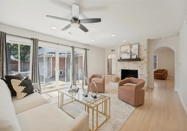 Photo 4 of Single family home for sale at 806 Knott Pl, Dallas, TX 75208 | MLS# 21015377 | Listing updated on 2026-10-07