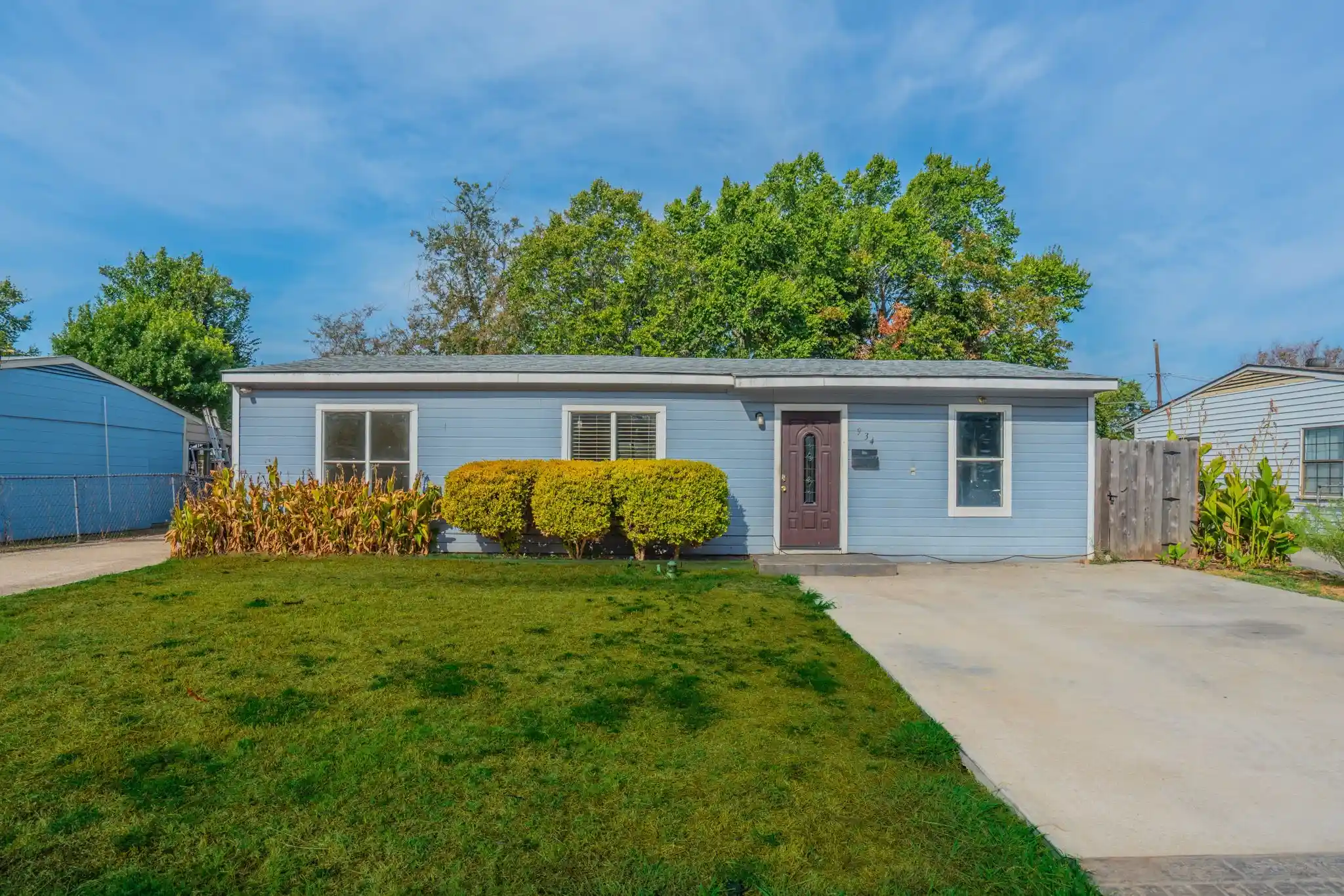Single family home for sale at 934 Indian Hills Dr, Grand Prairie, TX 75051 | MLS# 21395225 | Listing updated on 2026-10-28