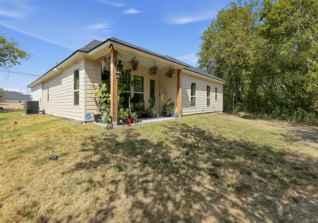 Photo 2 of Single family home for sale at 821 S Park St, Terrell, TX 75160 | MLS# 21396170 | Listing updated on 2026-09-26