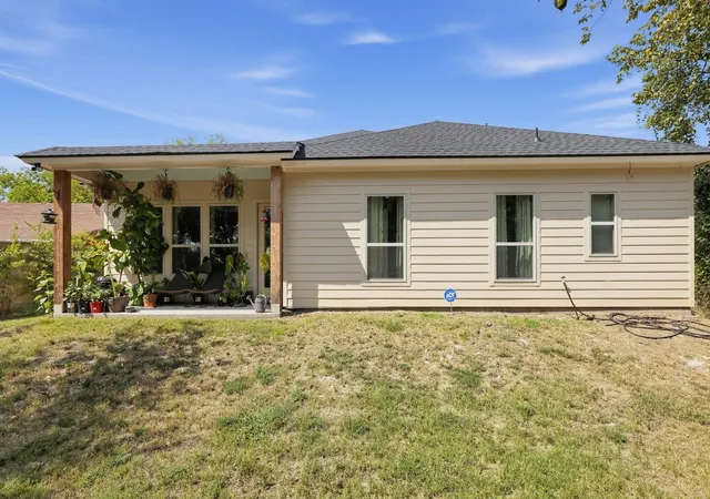 Photo 3 of Single family home for sale at 821 S Park St, Terrell, TX 75160 | MLS# 21396170 | Listing updated on 2026-09-26