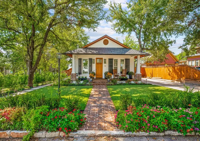 Photo 2 of Single family home for sale at 119 W Bluff St, Granbury, TX 76048 | MLS# 21394180 | Listing updated on 2026-10-03