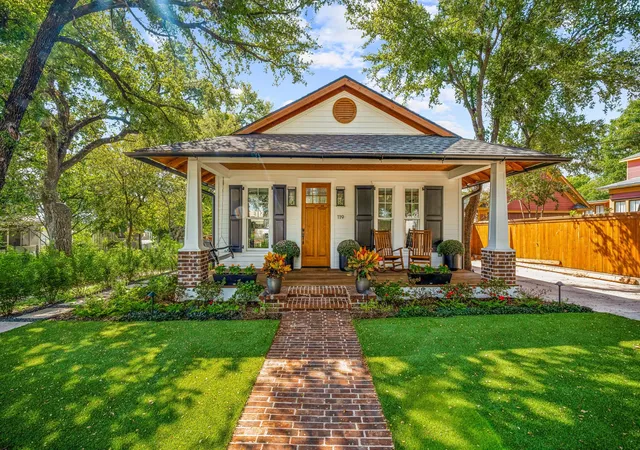 Photo 3 of Single family home for sale at 119 W Bluff St, Granbury, TX 76048 | MLS# 21394180 | Listing updated on 2026-10-03