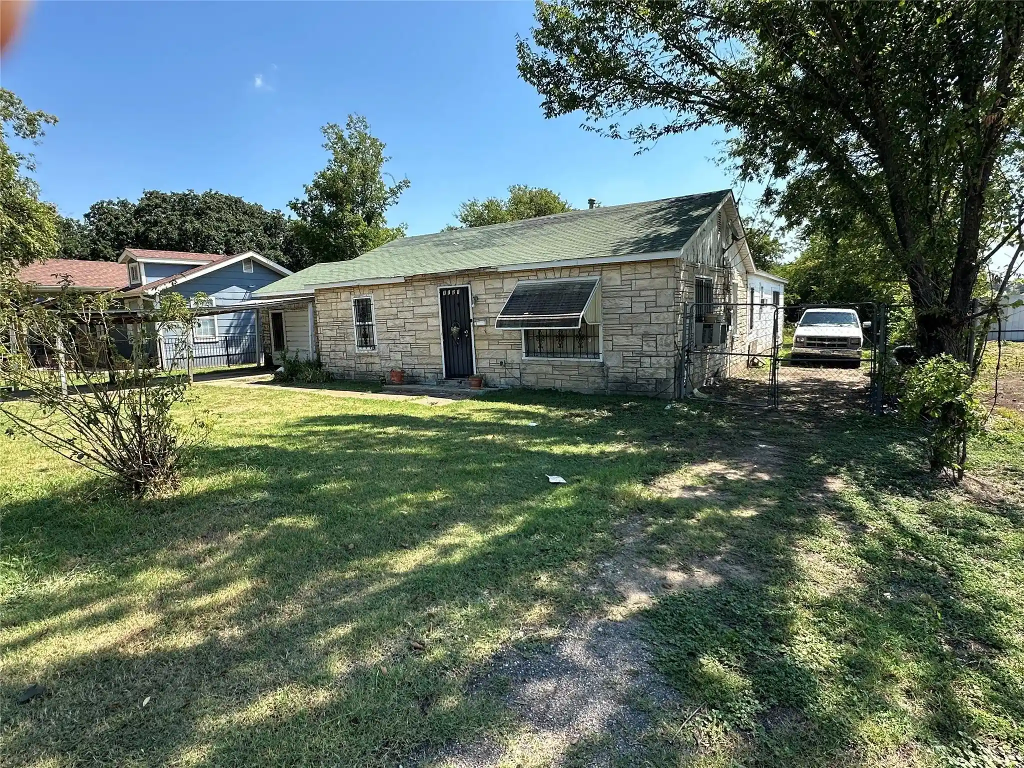 Photo 1 of Sale Pending at 1121 Griggs Ave, Fort Worth, TX 76105 | MLS# 21396261 | Listing updated on 2026-10-23