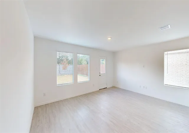 Photo 3 of Single family home for sale at 4952 Stonebridge Dr, Ennis, TX 75119 | MLS# 21394962 | Listing updated on 2026-09-26