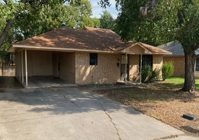 Photo 1 of Single family home for sale at 826 W 9th Street, Bonham, TX 75418 | MLS# 21343385 | Listing updated on 2026-10-05