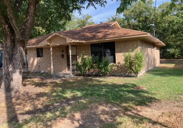 Photo 3 of Single family home for sale at 826 W 9th Street, Bonham, TX 75418 | MLS# 21343385 | Listing updated on 2026-10-05