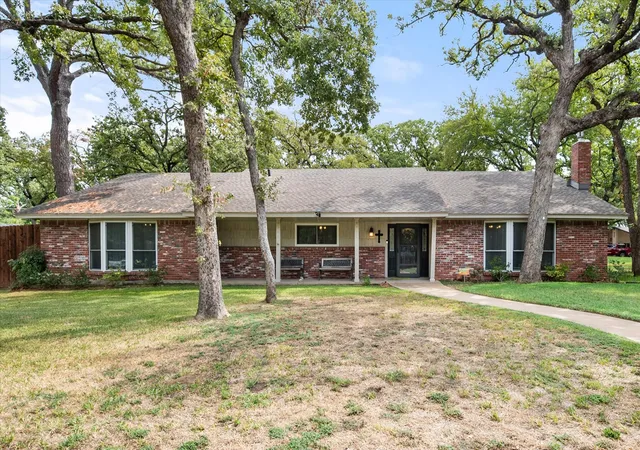 Single family home for sale at 1001 Whispering Oak Ct, Arlington, TX 76012 | MLS# 21395896