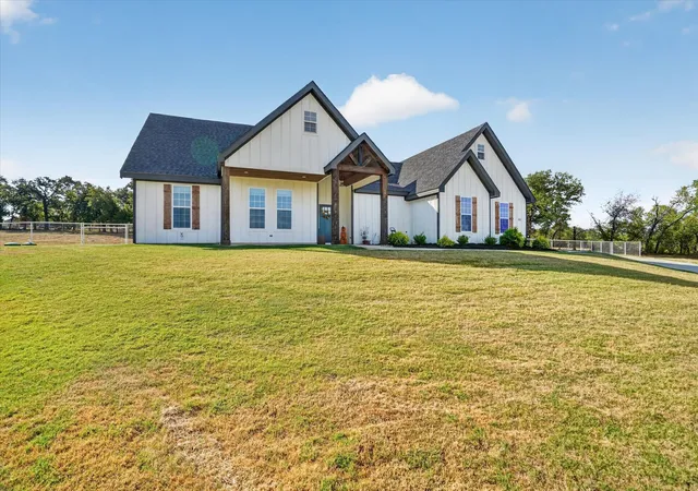 Photo 3 of Single family home for sale at 332 Jonny Boy Way, Springtown, TX 76082 | MLS# 21396133 | Listing updated on 2026-10-10