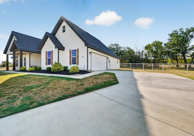Photo 4 of Single family home for sale at 332 Jonny Boy Way, Springtown, TX 76082 | MLS# 21396133 | Listing updated on 2026-10-10