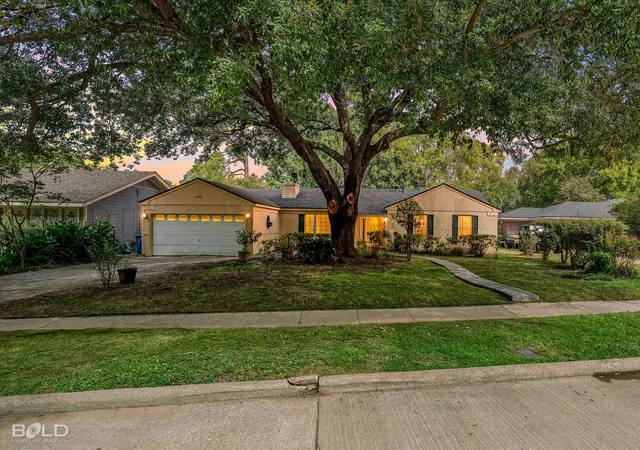 Photo 1 of Single family home for sale at 450 Albert Ave, Shreveport, LA 71105 | MLS# 21394294 | Listing updated on 2026-10-07