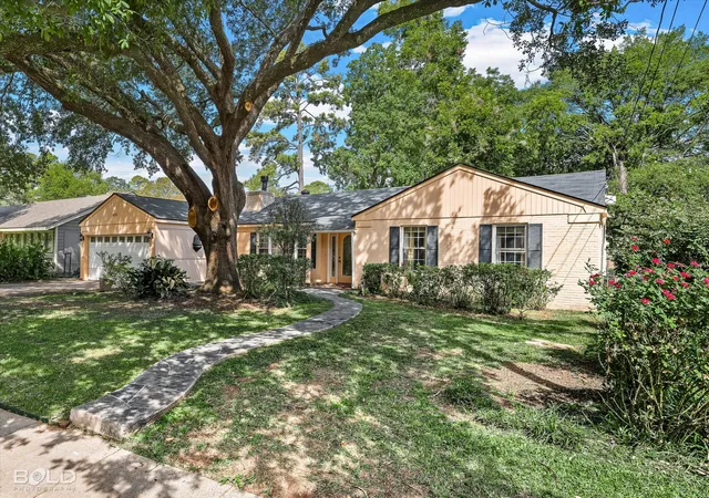 Photo 2 of Single family home for sale at 450 Albert Ave, Shreveport, LA 71105 | MLS# 21394294 | Listing updated on 2026-10-07