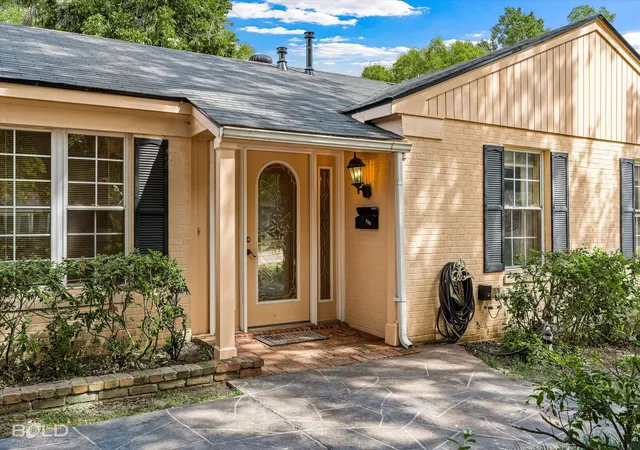 Photo 3 of Single family home for sale at 450 Albert Ave, Shreveport, LA 71105 | MLS# 21394294 | Listing updated on 2026-10-07