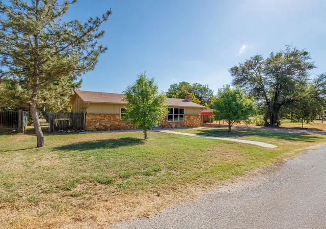 Photo 2 of Single family home for sale at 1604 Dublin St, Brownwood, TX 76801 | MLS# 21391874 | Listing updated on 2026-10-07