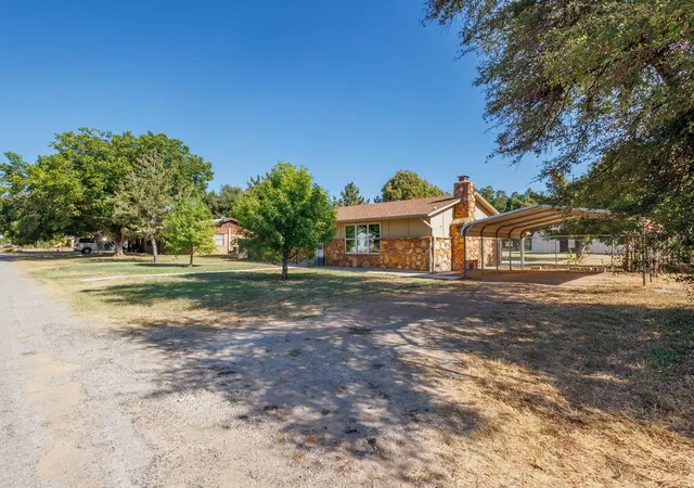 Photo 3 of Single family home for sale at 1604 Dublin St, Brownwood, TX 76801 | MLS# 21391874 | Listing updated on 2026-10-07