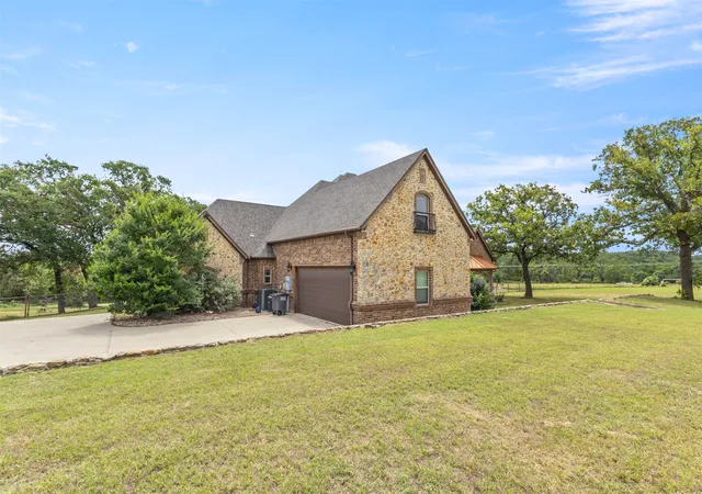 Photo 3 of Single family home for sale at 108 Oak Crk Dr, Springtown, TX 76082 | MLS# 21395129 | Listing updated on 2026-09-26