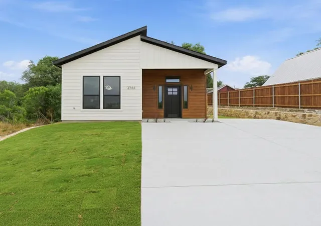 Photo 2 of Single family home for sale at 2703 Brazos River Dr, Granbury, TX 76048 | MLS# 21396338 | Listing updated on 2026-10-04