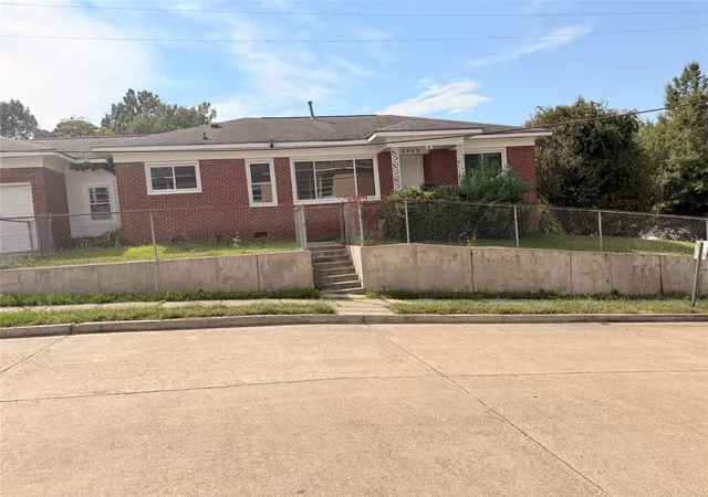 Photo 1 of Sale Pending at 2803 Ashton St, Shreveport, LA 71103 | MLS# 21394275 | Listing updated on 2026-09-28