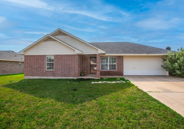Photo 1 of Single family home for sale at 212 Broken Arrow Dr, Waco, TX 76705 | MLS# 21396466 | Listing updated on 2026-09-26