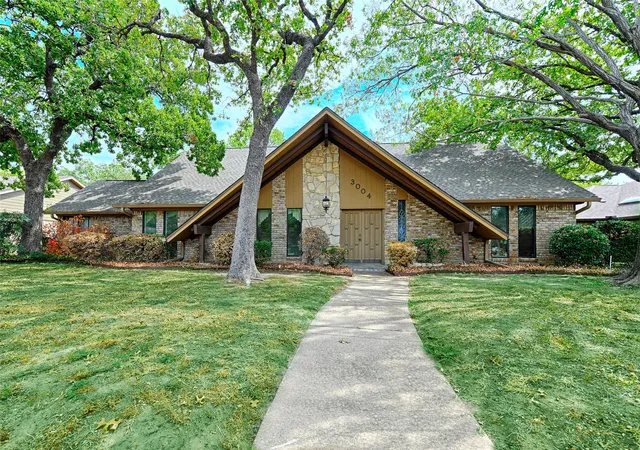 Photo 1 of Single family home for sale at 3004 Wingren Rd, Irving, TX 75062 | MLS# 21394056 | Listing updated on 2026-10-06