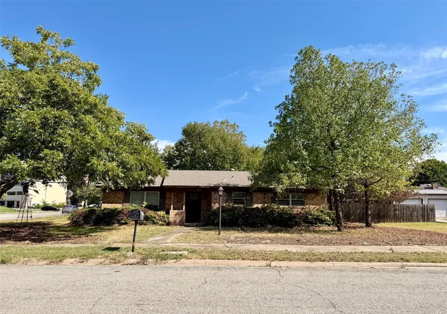 Photo 1 of Sale Pending at 3221 Burgandy Ln, Sherman, TX 75090 | MLS# 21388051 | Listing updated on 2026-10-02