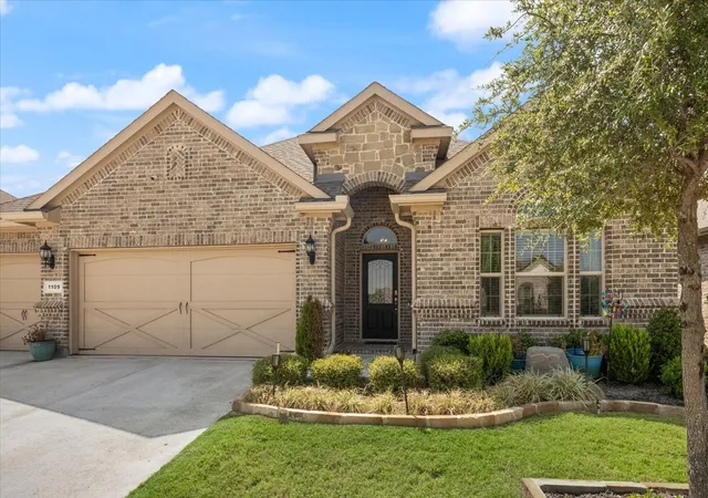 Photo 3 of Single family home for sale at 1109 Whispering Hl Dr, Mansfield, TX 76063 | MLS# 21395193 | Listing updated on 2026-09-26